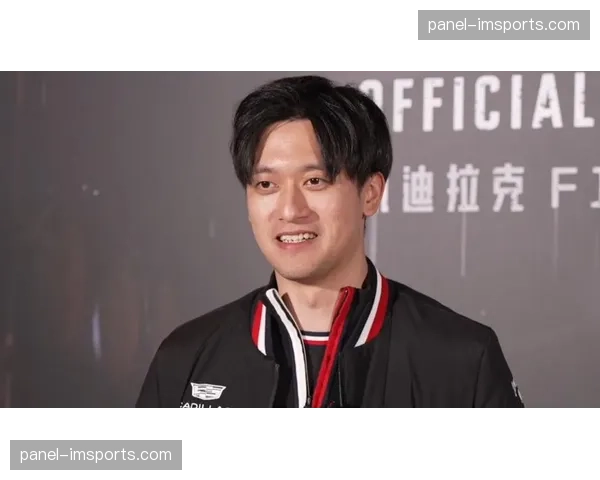 周冠宇主场退赛后走向主看台,向全场车迷挥手致意 周冠宇主场退赛后走向主看台,向全场车迷挥手致意